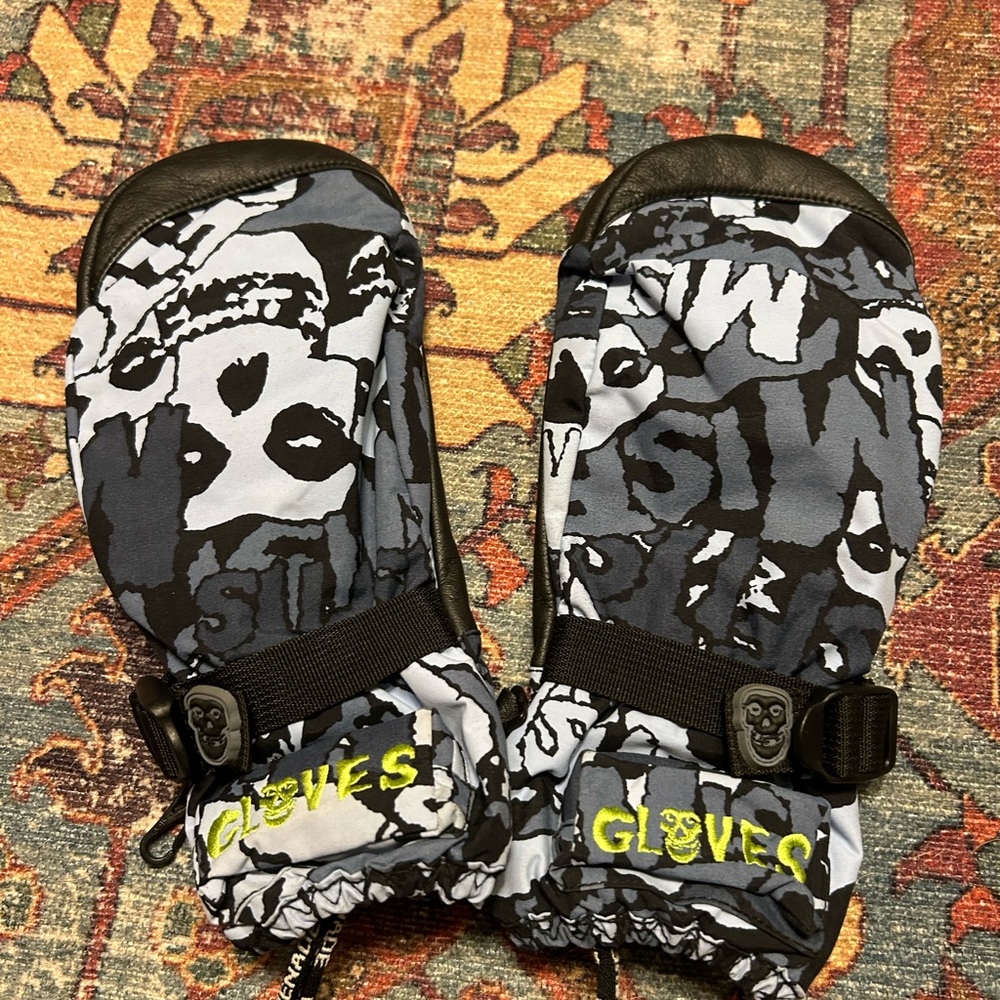 RARE Grenade Misfits Mittens Fiend Club Snowboard Winter Gloves
